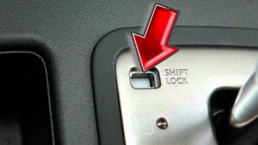 10 tính năng ô tô "ẩn" mà 90% tài xế Việt không hề biết (hoặc bỏ quên) 4 nut shift lock tren xe so tu dong