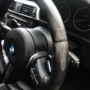 Vô Lăng Bị Bong Tróc, Bạc Màu? 3 Cách "Cứu" Vô Lăng Hiệu Quả Nhất 2 Vô lăng bị bong tróc, cần phải mua bọc vô lăng ngay